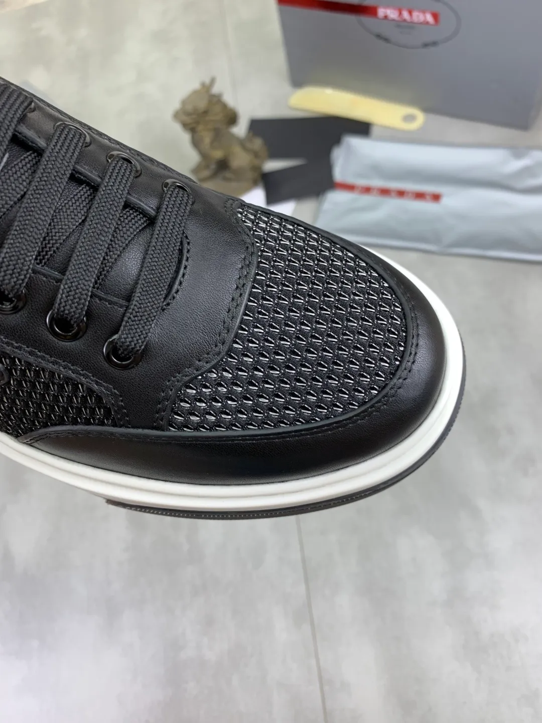 Men's Men's Shoes 💰P560 💰【New Style】 The latest model of high-quality PRADA classic men's shoes has been launched on the official website at a 1:1 replica, synchronized in Hong Kong and on the same catwalk; all made of calfskin➕imported cowhide lining, 🍡🍡original rubber outsole, non-slip and wear-resistant; comfortable on the feet, attractive style, fine workmanship, and simple and neat shoe lasts, highlighting a man's courage and toughness, 👍size 38 to 44 (45 can be customized) black White color🉑️choose